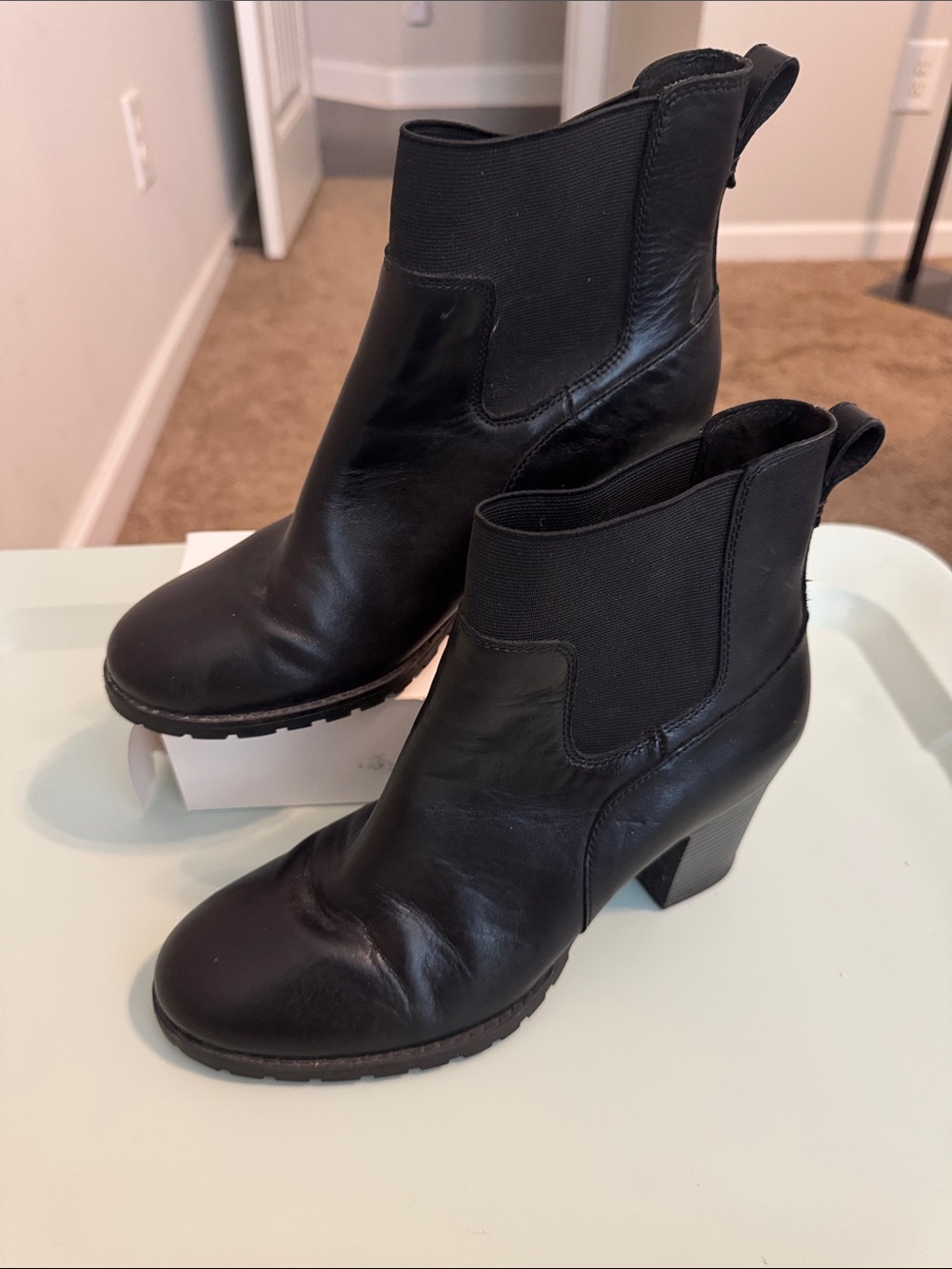 Clarks Verona Ease leather ankle boots with block heel. Size 8.5